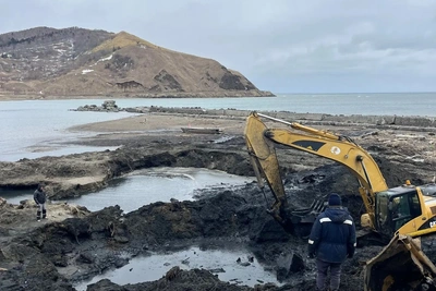 Утилизация затонувших судов стартовала в Холмском районе
