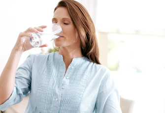 Гастроэнтеролог Садыков назвал три заболевания, при которых нельзя пить воду натощак