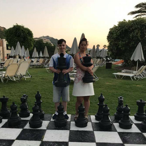 Влад учит Машу играть в шахматы