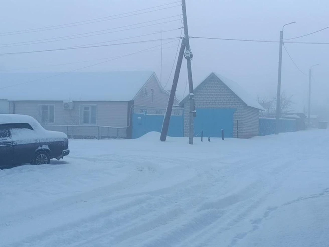 Снег покрыл крыши автомобилей и зданий | Источник: MeteoVolgograd_34 / T.me
