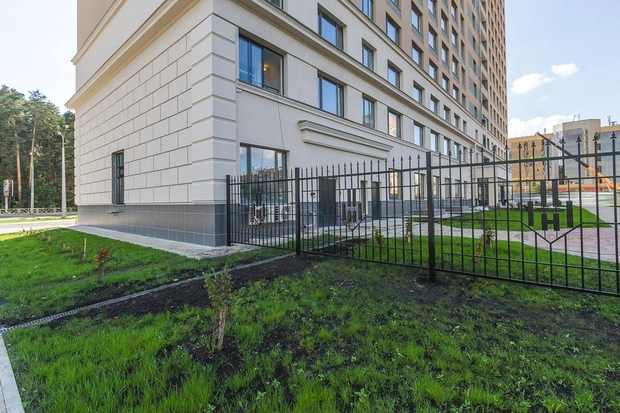 Вместе с первым домом появились хрупкие саженцы, которые превратились в раскидистые ароматные яблони | Источник: PRINZIP