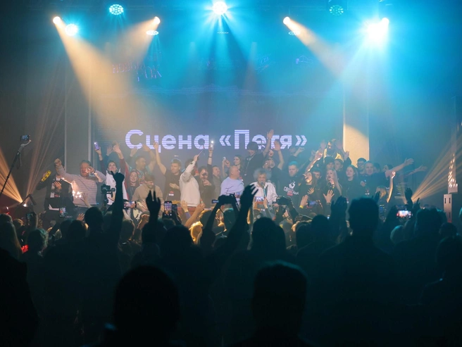 Исполнение гимна фестиваля собрало на сцене десятки музыкантов | Источник: Владислав Лоншаков / E1.RU