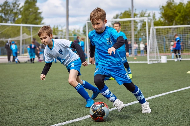 Отдать ребенка в футбольную школу можно с 3 лет | Источник: ДФЦ «ДЖУНИОР»