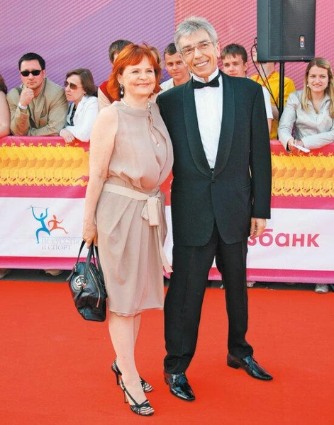 Вместе с супругой