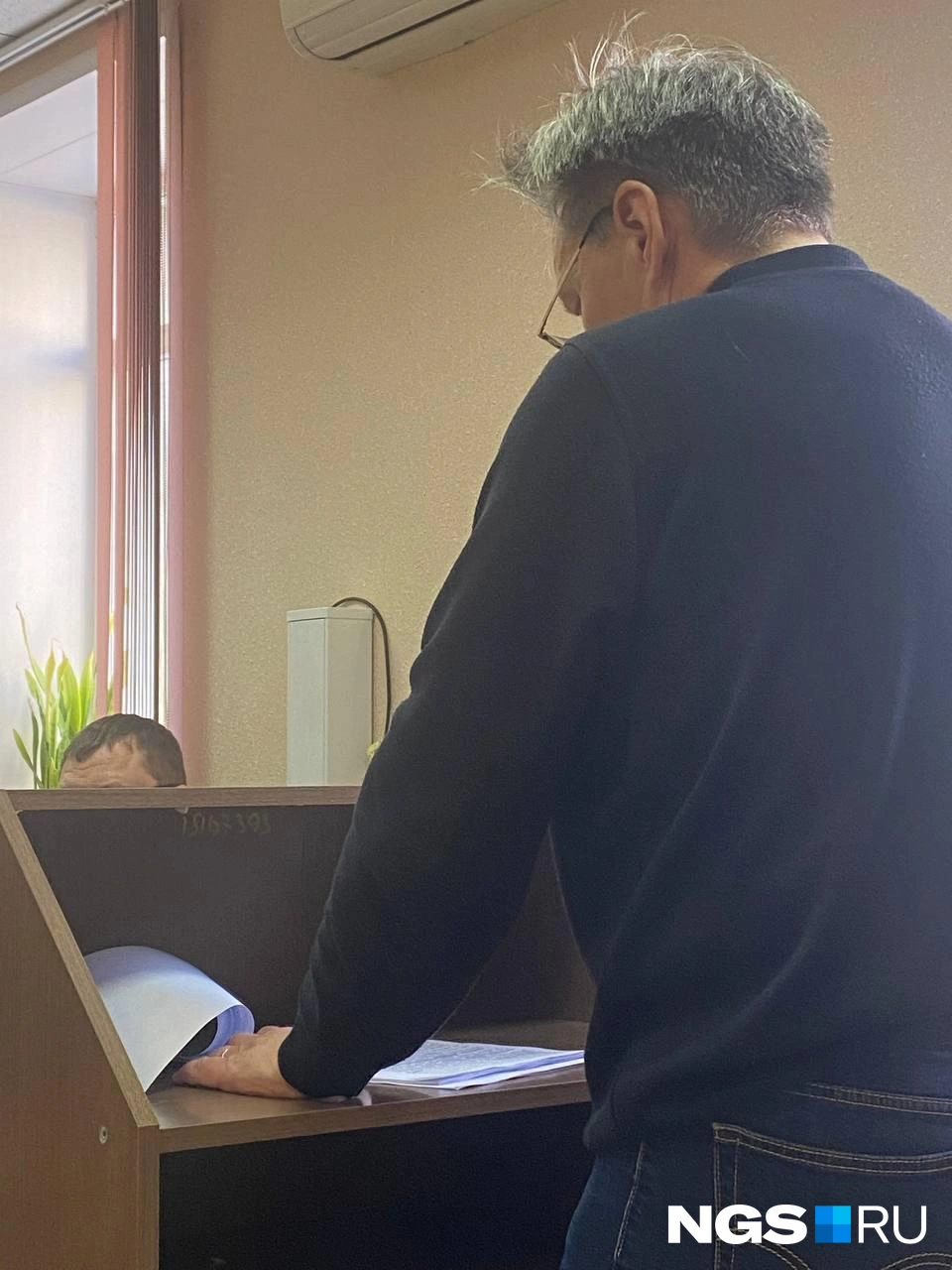 Александр Мысик тщательно подготовился к выступлению: его речь в письменном виде занимает несколько листов формата А4 | Источник: Павел Тиунов / NGS.ru