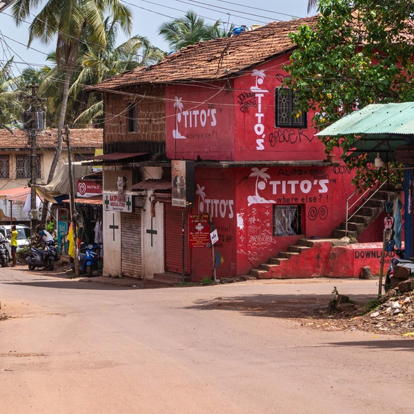 А еще чтобы медитировать, танцевать, играть на барабанах, покупать хендмейд-одежду, ощущать дух свободы и радости | Источник: личный архив Ильи Морозова