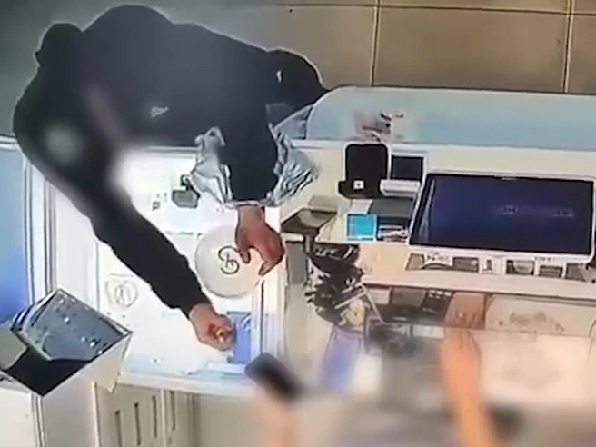 Запись с камер видеонаблюдения зафиксировала момент ограбления, произошедшего 14 марта. | Источник: ГУ МВД России по Волгоградской области