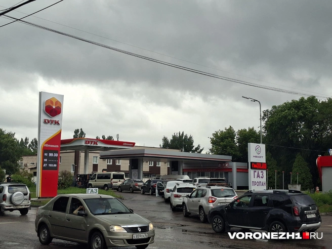 Даже за дорогим АИ-92 выстраиваются огромные очереди | Источник: Алёна Воропаева / Voronezh1.ru