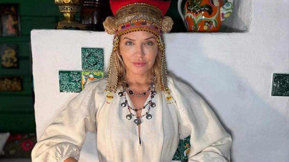 Высоцкая приготовила зеленые блины, Безруков ел только с икрой: звезды отмечают Масленицу