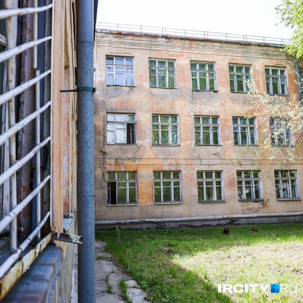 С другой стороны, зданию больше 60 лет | Источник: Ксения Филимонова / «ИрСити»