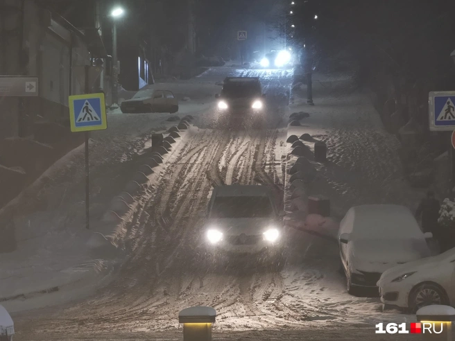 Машины медленно спускаются и тяжело поднимаются по заснеженным дорогам | Источник: Евгений Вдовин / 161.RU