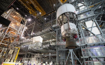 Во Флориде установили вторую ступень на ракету-носитель SLS, предназначенную для лунной миссии «Артемида-2»
