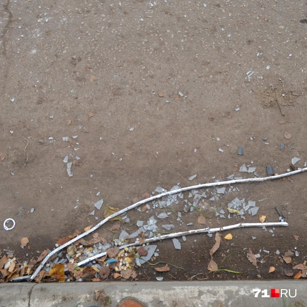 Кругом валяется битое стекло и мусор | Источник: Максим Улитов / 71.RU