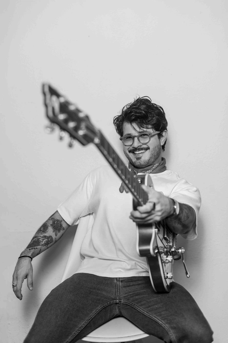 Дэвид — профессиональный музыкант, он начал играть на гитаре еще в 11 лет и с тех пор не расстается с инструментом | Источник: Дэвид Поведа / личный архив