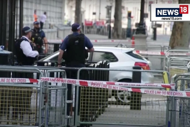 В Лондоне машина врезалась в ворота на Даунинг-стрит. Подозреваемого в опасной езде задержали | Источник: кадр из прямой трансляции / CNN-News18 / YouTube