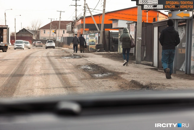 За «Китай-городом» появляется хотя бы какой-то асфальт и тротуар. Но во время дождей здесь лучше не ходить и не ездить | Источник: Даниил Конин / «ИрСити»