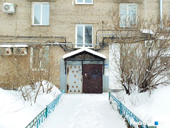 Тренда на большие, возвышенные входные зоны тогда не было. Так выглядит подъезд по адресу Ленина, 56 | Источник: Полина Шевчукова / NGS2.RU
