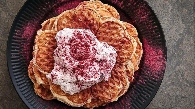 Рецепт дня: вафли с ягодным муссом