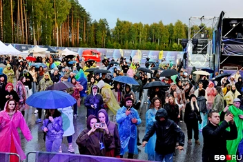 Пермяки пришли в пестрых дождевиках | Источник: Ирина Тропина / 59.RU