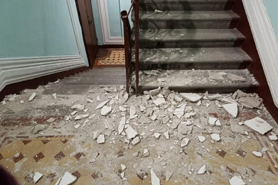 На Лиговском обследуют крышу после обрушения штукатурки