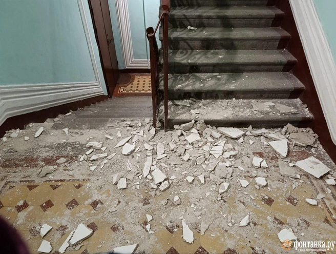 «Могло упасть на кого угодно»: на Лиговском рухнула штукатурка в подъезде — показываем фото | Источник: читатель «Фонтанки»