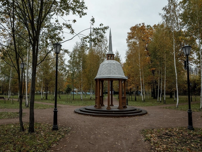 Центральную часть прогулочной зоны украшает изящная беседка | Источник: Александр Куренной / 76.RU