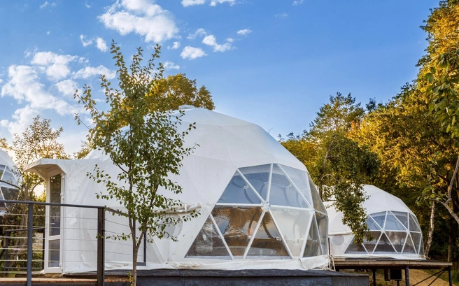 Внешний вид отсылает к космическим капсулам | Источник: Panorama-glamping.ru