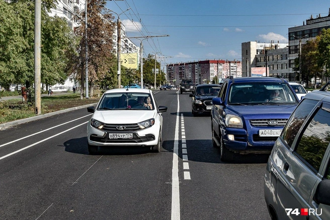 Прерывистая разметка означает, что легковушки могут выехать на участок выделенной полосы для поворота направо | Источник: Артем Краснов