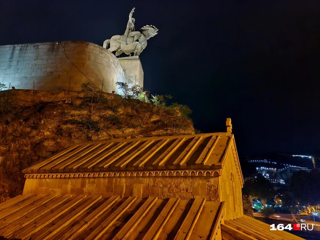 Основатель Тбилиси царь Вахтанг I Горгасалия приветствует гостей | Источник: Виктория Федорова / 164.RU