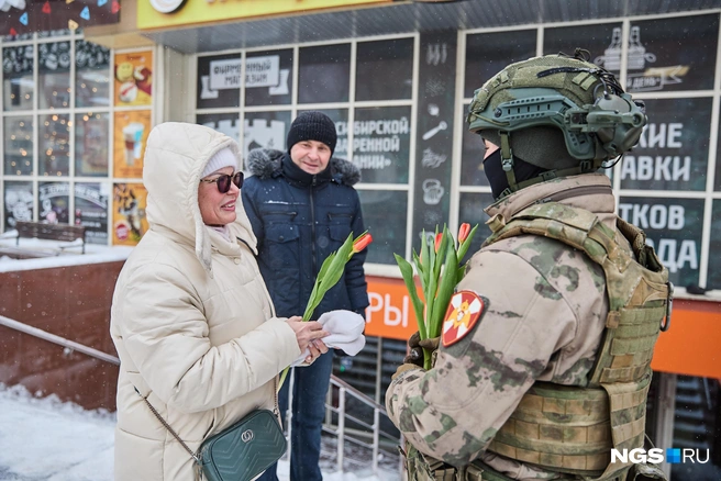 Бойцы говорят, что военнослужащим не чуждо ничто человеческое.«Мы так же любуемся красотой наших женщин, любим с ними общаться, делать им приятно и получать теплые слова взамен»,&nbsp;— рассказал Антон Шищенко | Источник: Александр Ощепков / NGS.RU