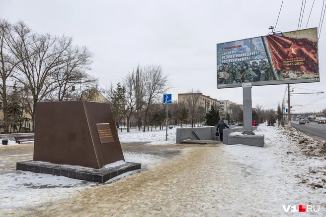 На проспекте Жукова уже поставили пьедестал для скульптуры | Источник: Константин Завриков / V1.RU