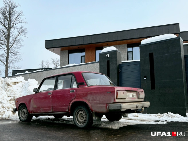 «Жигули» рядом с дорогим домом | Источник: Булат Салихов / UFA1.RU