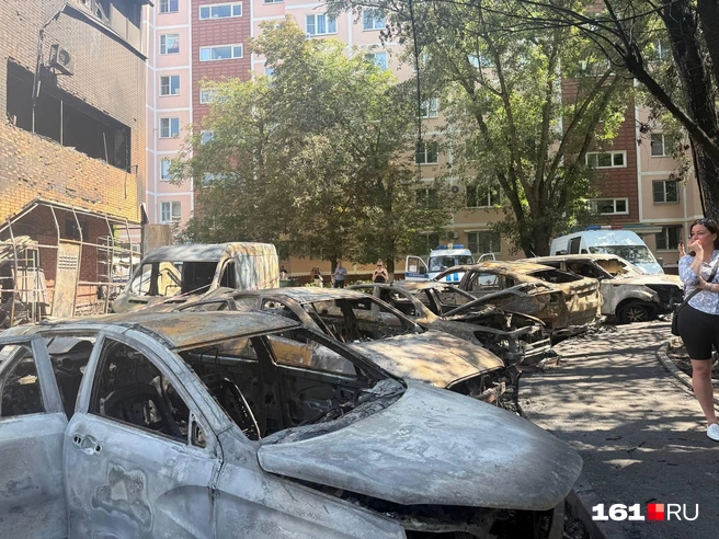 На месте работают сотрудники МЧС и полиции | Источник: Марина Рыбалкина / 161.RU