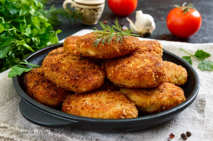 Школьные котлеты как в детстве: секрет того самого вкуса и хрустящей корочки | Источник: Yaroshenko Maryna/Shutterstock/Fotodom.ru
