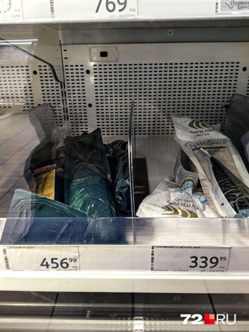 Эти рыбы весят примерно по 300 грамм. На прилавке представлены слабосоленая рыба и холодного копчения  | Источник: Павел Красоткин / 72.RU 