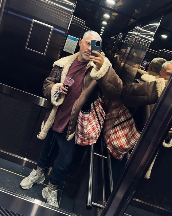 Стилист выбирал более мешковатую и закрытую одежду | Источник: alexandrrogov / Instagram (экстремистская организация, деятельность запрещена на территории РФ)