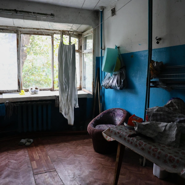 Стены покрыты известкой и синей краской, как в подъезде | Источник: Евгений Софийчук / NGS55.RU