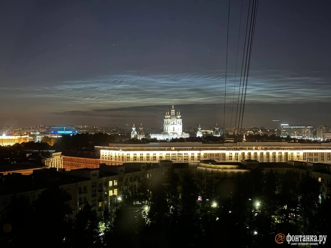 Серебряные волны на небе. Ночью в Петербурге наблюдалось редкое атмосферное явление: фото | Источник: читатель «Фонтанки»