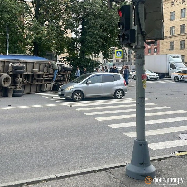 Очевидец: на Большом Сампсониевском грузовик опрокинулся прямо на курьера | Источник: читатель «Фонтанки»