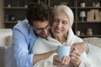 «Жены приходят и уходят, а мама — одна»: как и почему матери вредят взрослым сыновьям