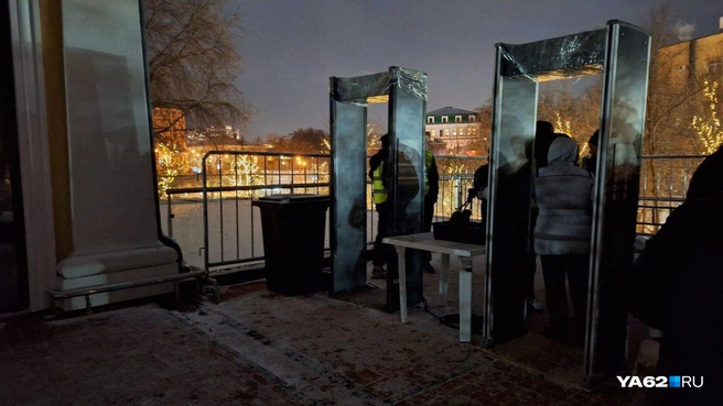 Но один раз (на входе) у журналистки не посмотрели сумку | Источник: Мария Борзева / YA62.RU