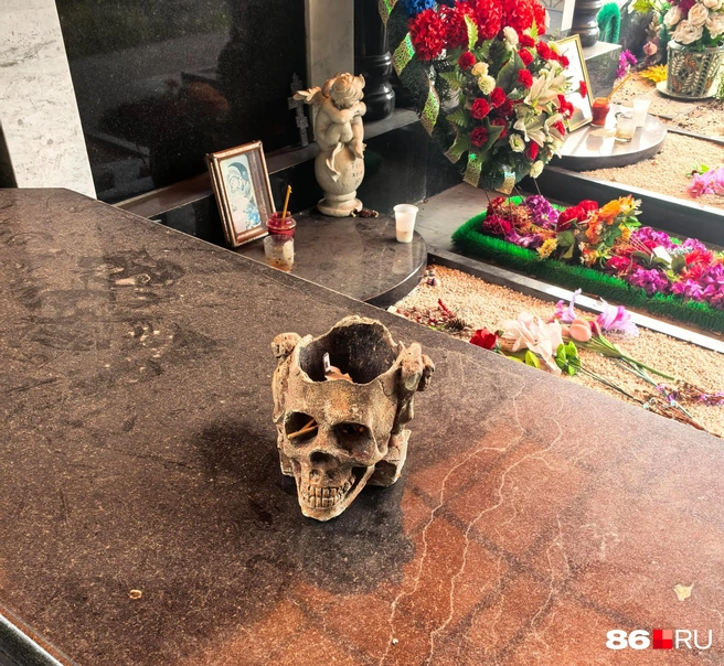 Криминальные авторитеты Сургута в основном похоронены на аллеях, расположенных недалеко от администрации кладбища | Источник: Анастасия Шевякова / 86.RU