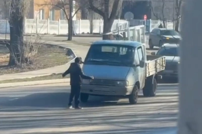 В Волжском мужчина останавливал автомобили и предлагал отметить