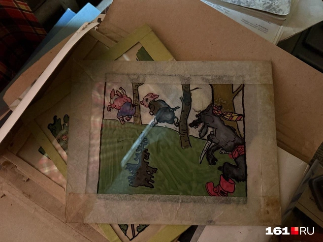 Это рисунок маленького Сережи, наклеенный на стекло. Сценка из «Трех поросят» | Источник: Марина Рыбалкина / 161.RU