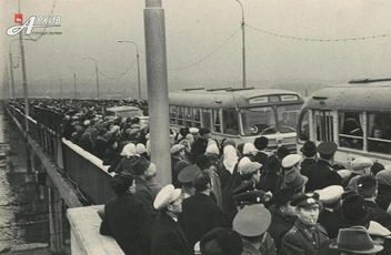 На торжественном открытии моста собралось много людей | Источник: Архив города Перми