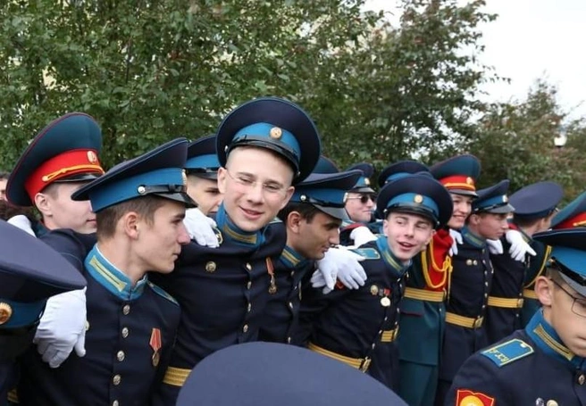 Максим — по центру в очках | Источник: Максим Добровидов / «ВКонтакте»