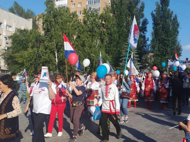 В параде приняли участие несколько сотен человек