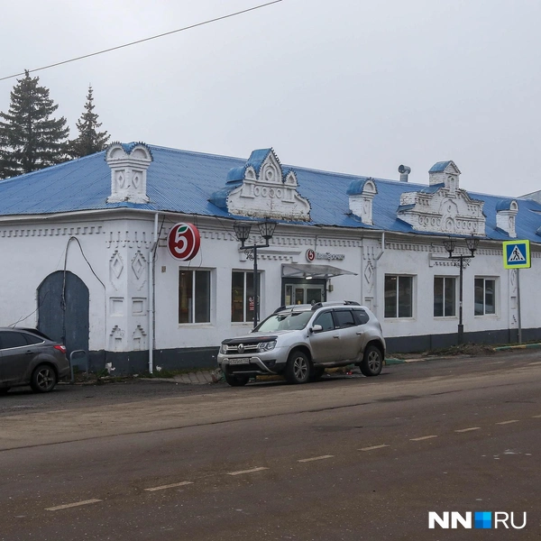 В таком необычном здании расположилась «Пятёрочка» | Источник: Наталья Бурухина / NN.RU