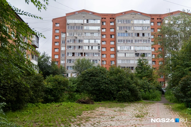 А этот дом выбивается среди пятиэтажных соседей | Источник: Мария Ленц / NGS24.RU