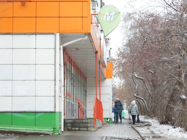 Пострадавшие нашли укрытие в расположенном рядом магазине | Источник: Кирилл Кушнов / E1.RU